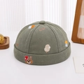 Detail van legergroene geribbelde docker-muts met schattig berenborduursel - 48-50cm (8 maanden - 2 jaar) / Groen