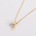 Detalle del collar dorado con un gran circón redondo brillante en engaste de 4 garras - Dorado