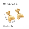 Dettaglio di orecchini a coda di pesce dorati in acciaio inossidabile con texture - Oro 18K / Oro (HF-E3392-G)
