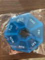 Portapillole settimanale blu traslucido a 7 scomparti con etichette dei giorni feriali - Blu