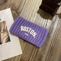 Détail du bandeau de sport tricoté violet avec texte BOSTON 1630 sur surface en bois - Violet