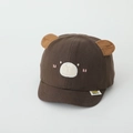 Dettaglio cappellino bimbo con orecchie da orsetto 3D e ricamo viso marrone frontale - 52cm 2-5 Anni / Marrone
