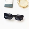 Gafas de sol rectangulares negras para hombre con lentes polarizadas de color gris oscuro - Negro