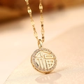 Elegante collana in acciaio al titanio dorato con ciondolo carattere Fu e cristalli - Oro (8409)