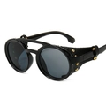 Lunettes steampunk vintage avec monture ronde noire et protections latérales en cuir clouté - Monture Noire Verres Noir Gris