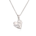 Collar con colgante de corazón líquido plateado y circón de pera en fondo blanco - Plateado