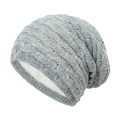 Détail d'un bonnet tricoté gris avec doublure polaire blanche pour isolation thermique - Gris/Blanc
