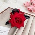 Elegante molletta per capelli con grande rosa rossa in tessuto e clip a squalo nera - Rosso