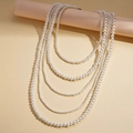Detalle de un elegante collar de perlas artificiales blancas de varias capas con brillo fino - Estilo Clásico de 5 Capas / Blanco