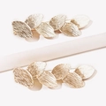 Paire de barrettes à cheveux en métal doré en forme de feuille avec texture brossée - Ensemble de barrettes à cheveux en forme de feuille / Or