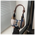 Detail der mehrfarbigen Hobo-Tasche mit Karomuster und goldener Metallschnalle - bunt