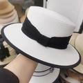 Détail du tressage d'un chapeau canotier blanc avec ruban gros-grain noir élégant - M (56-58cm) / Blanc