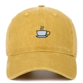 Détail d'une casquette en coton jaune moutarde avec broderie de tasse à café - Réglable / Jaune