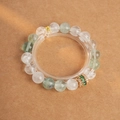 Dettaglio di un braccialetto di perle verde chiaro con accenti dorati e ciondolo in zircone - 6# Bracciale in Fluorite Colorata e Cristallo Bianco Naturale (Squisita Confezione Regalo)