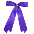 Dettaglio di un fermaglio per capelli a fiocco in raso viola lucido con nastri lunghi - Viola scuro