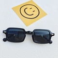 Klassische schwarze quadratische Sonnenbrille mit dunklen Gläsern und goldenen Akzenten - Schwarz und Grau