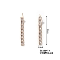 Detailweergave van gouden hangende oorbellen met zirkonia, maat 4,8 cm bij 0,5 cm - Gouden Rechthoekige Zirconia Stijl (E02256-3)