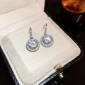 Boucles d'oreilles pendantes halo en argent avec pierres brillantes rondes - Pierre Principale Ronde Halo Argent