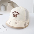 Dettaglio del cappello da sole per neonati con ricamo a orsetto e rete traspirante - 50cm (1-3 anni) / Beige