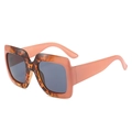 Occhiali da sole squadrati oversize con montatura tartarugata e aste rosa corallo audaci - Regular / Montatura Leopardata Rosa Lenti Grigie