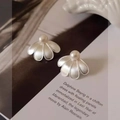 Boucles d'oreilles élégantes en perles et pétales argentés sur fond de livre d'art - Argenté