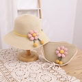 Détail d'un ensemble chapeau de paille avec fleurs tricotées en 3D sur dentelle - Chapeau Beige + Sac