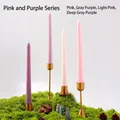 Juego de 4 velas cónicas en rosa y morado con elegantes candelabros dorados - Serie Rosa y Púrpura