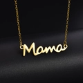 Nahaufnahme der goldenen Mama-Halskette auf schwarzem Display für Muttertagsgeschenke - MAMA Halskette / Gold