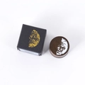 Retro maanfase houten ronde stempel in een minimalistische zwarte geschenkdoos - Halve Maan