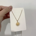 Collier doré avec pendentif rond à motif de rayons de soleil en acier titane sur carte - DN103 Radiance