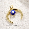 Pendente a mezzaluna dorata da 18,6 mm con malocchio blu su sfondo bianco - Ciondolo Occhio del Diavolo a Mezzaluna