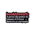 Spilla smaltata Booktrovert con scritta rosa e citazione su sfondo nero - Stile Definizione di Booktrovert(QHXZ1331)