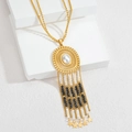 Collier bohème en acier inoxydable doré avec pendentif ajouré, perles et longs glands - Noir et Blanc