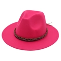 Dettaglio del cappello fedora rosso rosa con fascia etnica tessuta e finiture in strass - Rosa Rosso