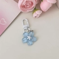 Llavero de flor azul claro mate con detalle de estrella blanca y gancho de plástico en D - Azul Gelatina