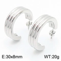 Pendientes de acero de titanio plateado en forma de C con triple textura, tamaño 30x8 mm - 30x8mm / Color Acero (KE114127-KFC)