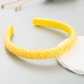 Primer plano de los diamantes de imitación amarillos y el forro del accesorio - Amarillo