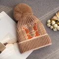 Berretto in maglia spessa kaki con pompon in ecopelliccia e logo H per l'inverno - Lettera H Cammello
