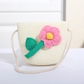 Handgewebte Stroh-Miniumhängetasche für Kinder in Cremeweiß mit einer rosa Strickblume - Cremeweiß mit Einzelblattblume