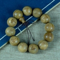 Naturgrünes Sandelholz-Armband mit Buddha-Schnitzereien und Quaste in Kürbisform - Guanyin Buddha / 20mm x 12 Stk