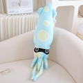 Nahaufnahme eines blauen Tintenfisch-Plüschtiers mit grünen Punkten auf einem Sofa - Blau / 60CM