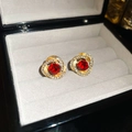 Orecchini a nodo placcati oro con gemma rossa centrale e accenti in zirconia - Stile Spirale con Gemma Rossa / Perno in Argento Orecchini a Cerchio Attorcigliati Scintillanti