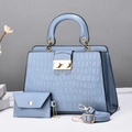 Conjunto de bolsos azul claro con textura de cocodrilo, sobre a juego y herrajes oro - Azul