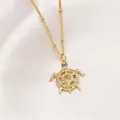 Collier avec pendentif tortue plaqué or 18 carats et zircone sur soie blanche - Style B-Tortue Pavée de Zircon