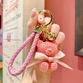 Llavero de oso rosa hecho a mano con campana dorada y correa tejida elegante - Rosa