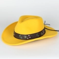Détail du chapeau de cow-boy en feutre jaune avec bande en cuir brodée et clous en bronze - Réglable / Jaune