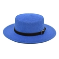 Eleganter blauer flacher Strohhut mit breiter Krempe und schwarzem Gürtel für den Sommer. - M (56-58cm) / Saphirblau