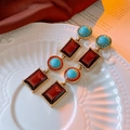 Dettaglio di orecchini vintage dorati con pietre turchesi e perline di cristallo rosso - Oro (Perno per orecchini in argento sterling 925)
