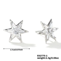 Détail macro de boucles d'oreilles fleurs en argent serties de zircones et dimensions - Forme d'Étoile Hexagonale (E02775-1)