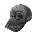 Dettaglio del ricamo usurato e della toppa squalo sul cappello vintage lavato - Regolabile / Nero